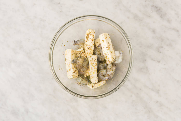 Halloumi und Garnelen marinieren
