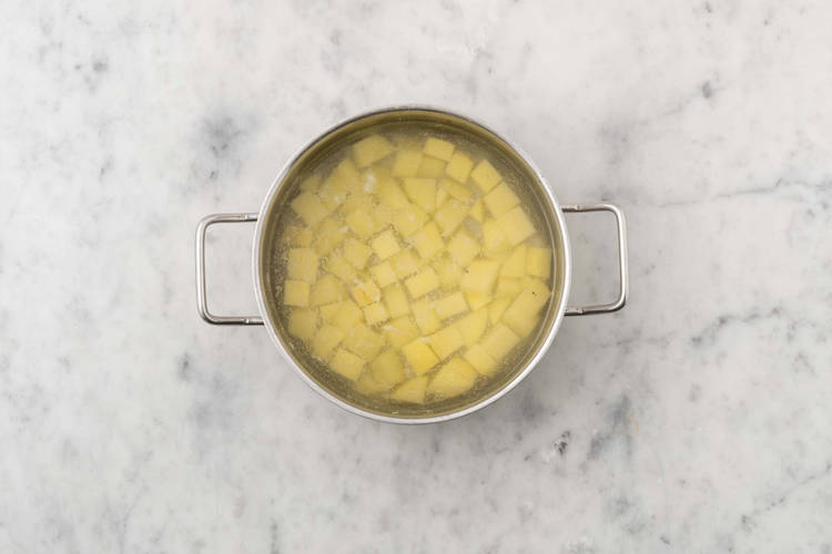 Kartoffelwürfel kochen