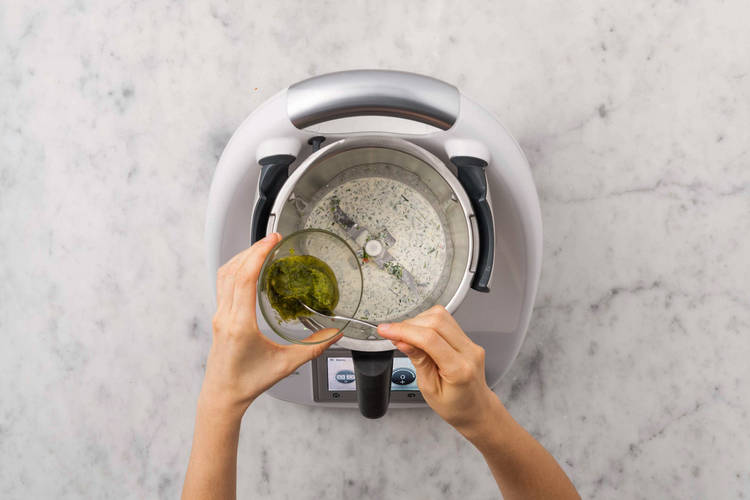 Für die Kräuterrahmsauce