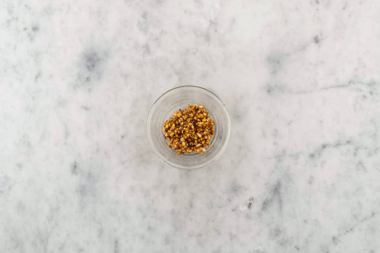 Pinienkerne karamellisieren