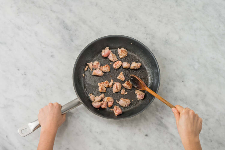 Cuire la viande de la saucisse de porc