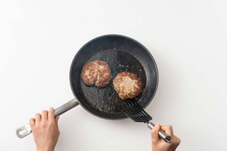 Cuire les steaks hachés