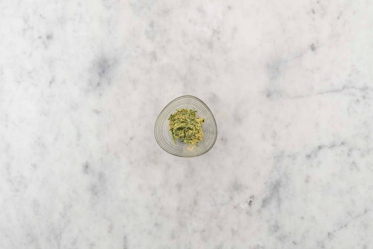 Für die Paprika-Kräuterbutter