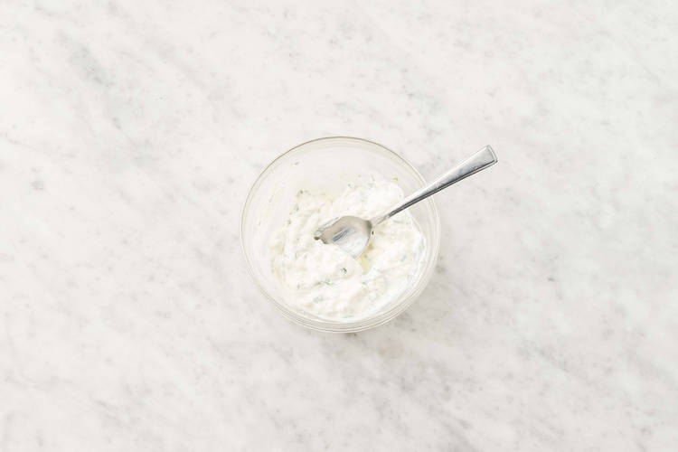 Préparer sauce au yogourt et feta