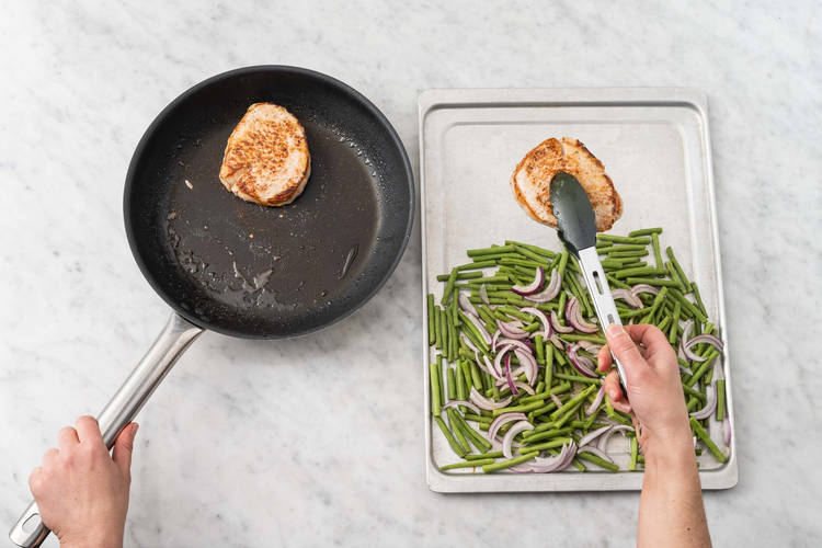 Faire cuire le porc et les haricots verts