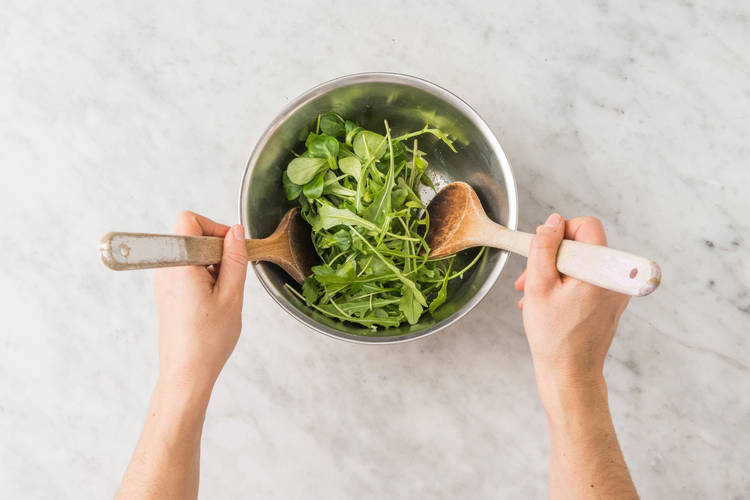 Enfourner et préparer la salade
