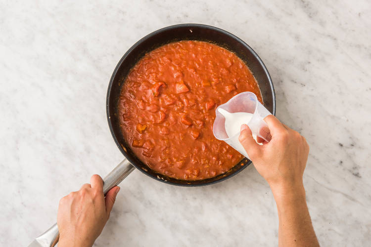 Préparer la sauce au curry crémeuse