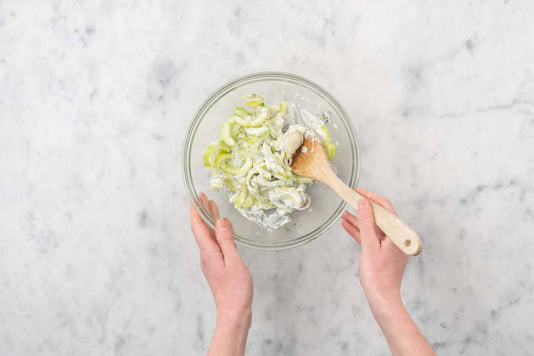 Gurkensalat zubereiten