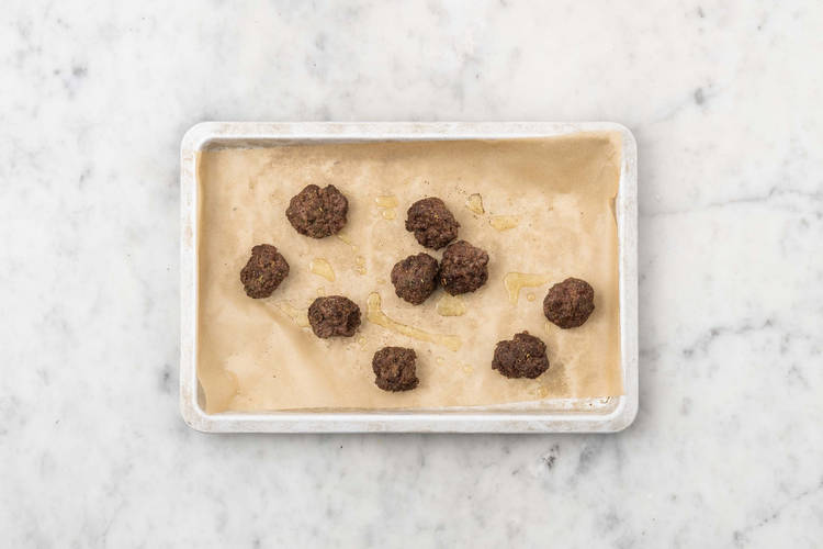 Préparer les boulettes de bœuf et de feta