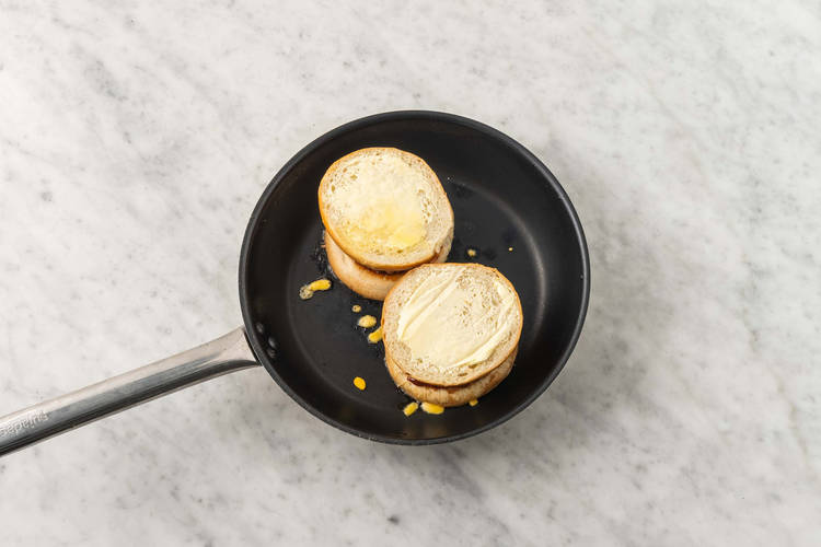 Assembler et faire frire les burgers au fromage