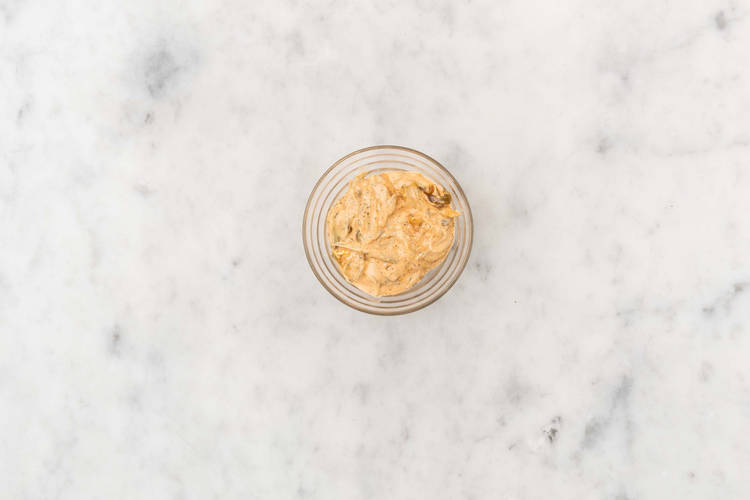 Préparer la sauce BBQ à l’ail et les cornichons