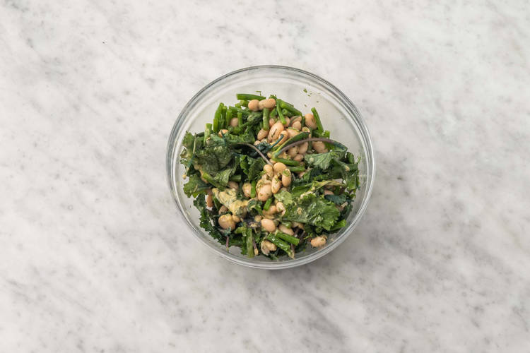 Assembler la salade de haricots