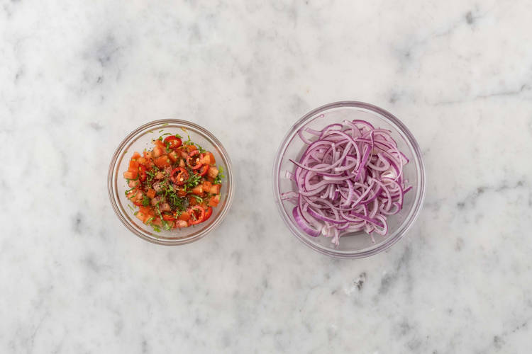 Preparare il pico de gallo e marinare la cipolla