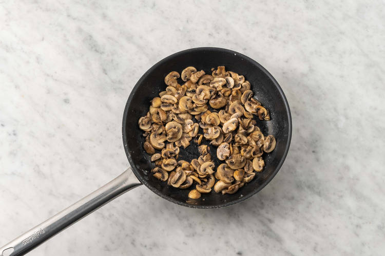 Cuocere funghi e spinaci