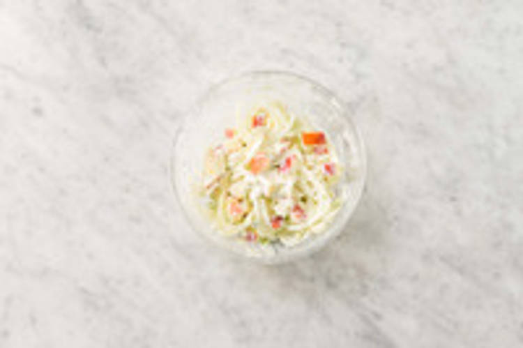 Preparare l'insalata e la vinaigrette di yogurt
