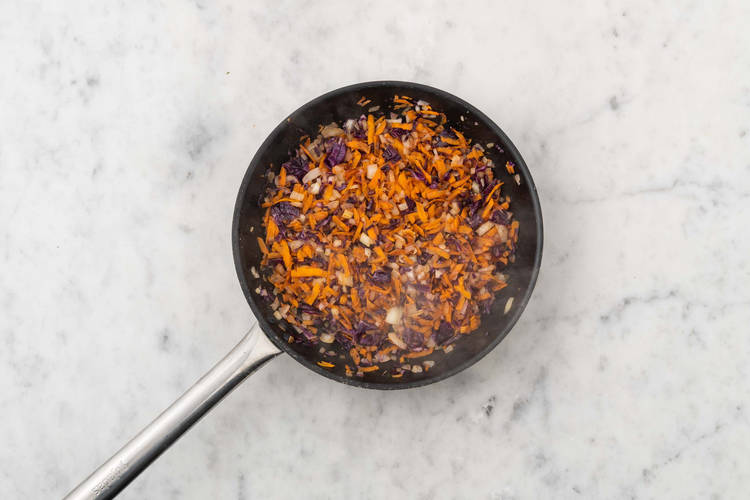 Faire braiser le chou et les carottes