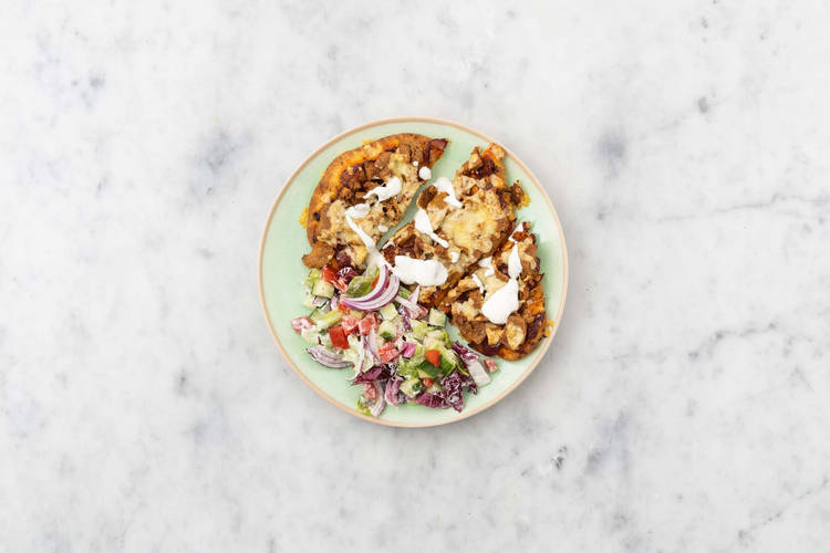 Naanpizza bakken en serveren