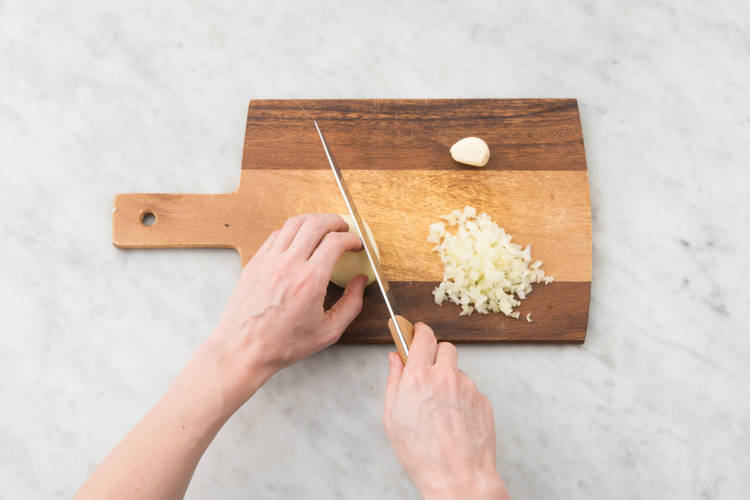 Couper l'ail et l'oignon