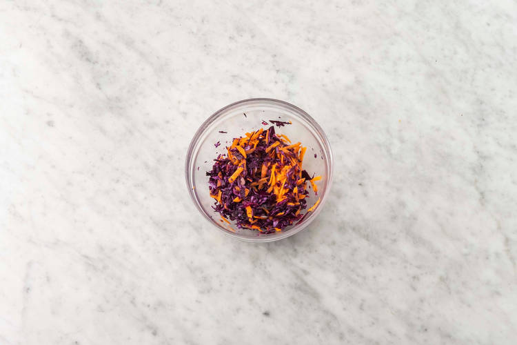 Rotkohl-Rüebli-Slaw zubereiten