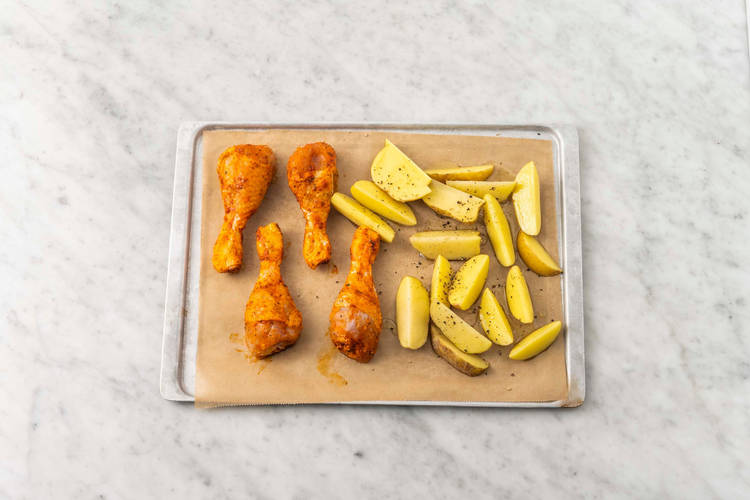Kartoffeln und Hähnchen backen