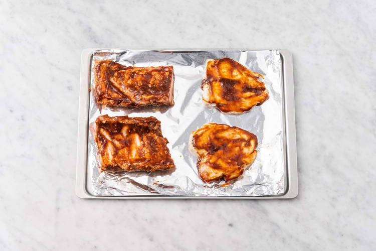 Faire cuire les côtes levées et le poulet