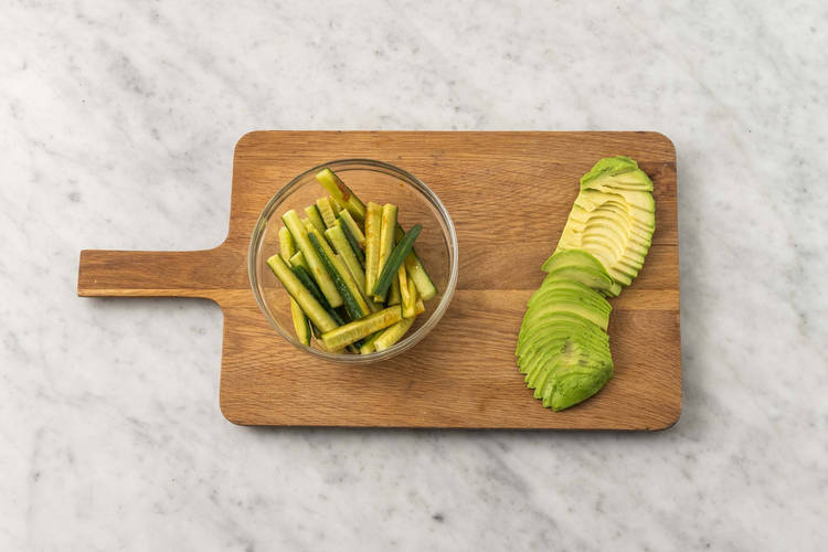 Preparare l'insalata di cetrioli
