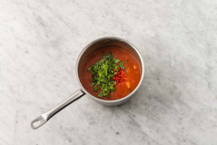 Aggiungere coriandolo e peperoncino