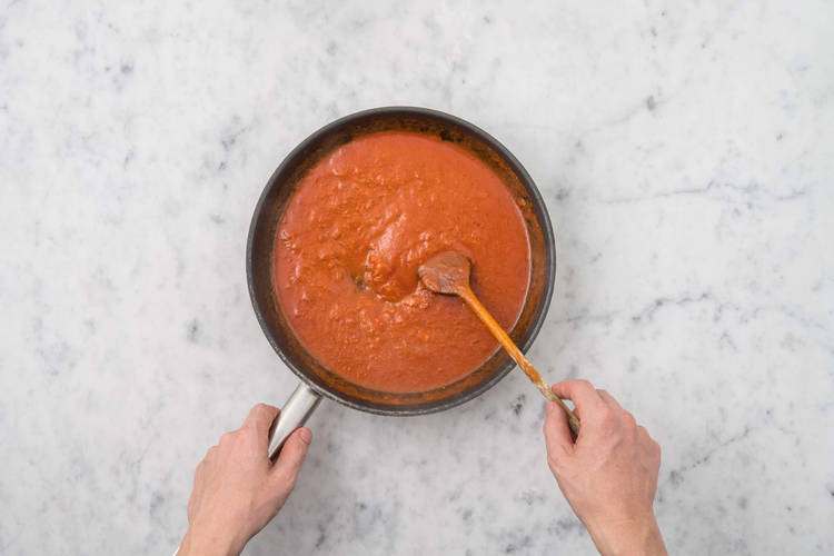 Lag tomatsaus