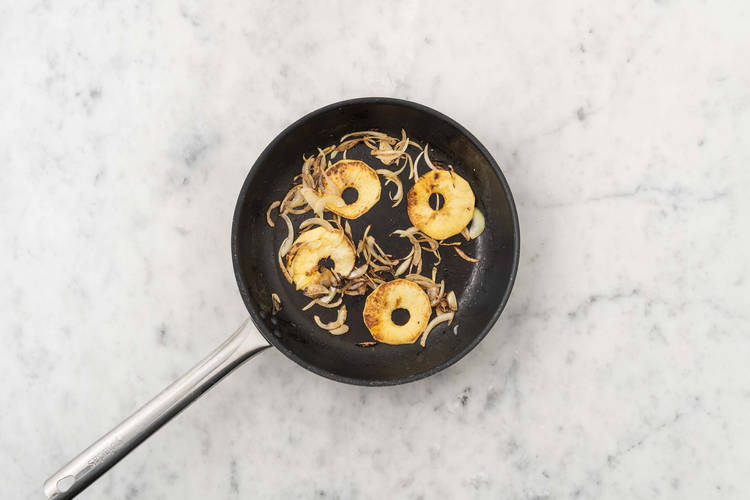 Faire cuire la garniture aux pommes