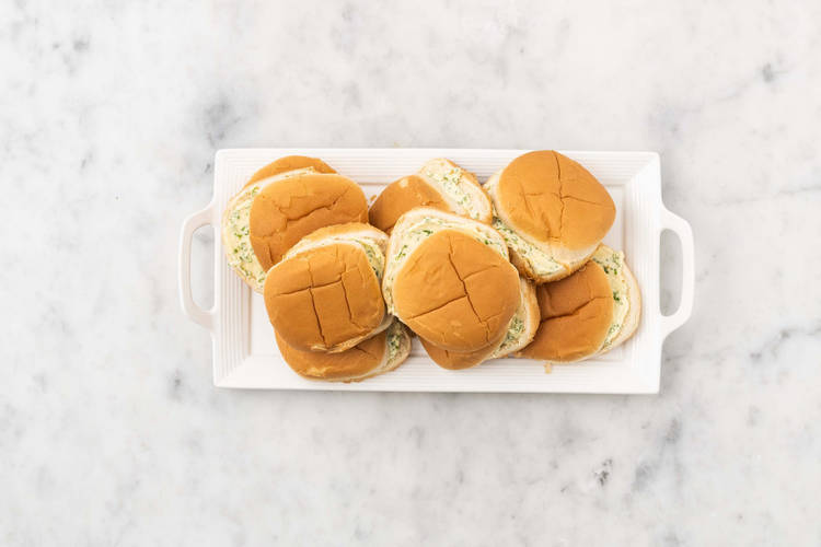 Faire chauffer les pains et se régaler