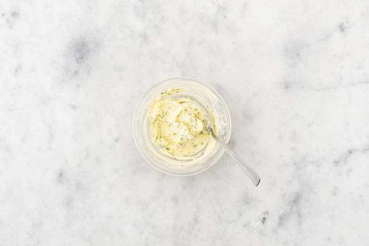 Préparer le beurre à l’ail et aux herbes