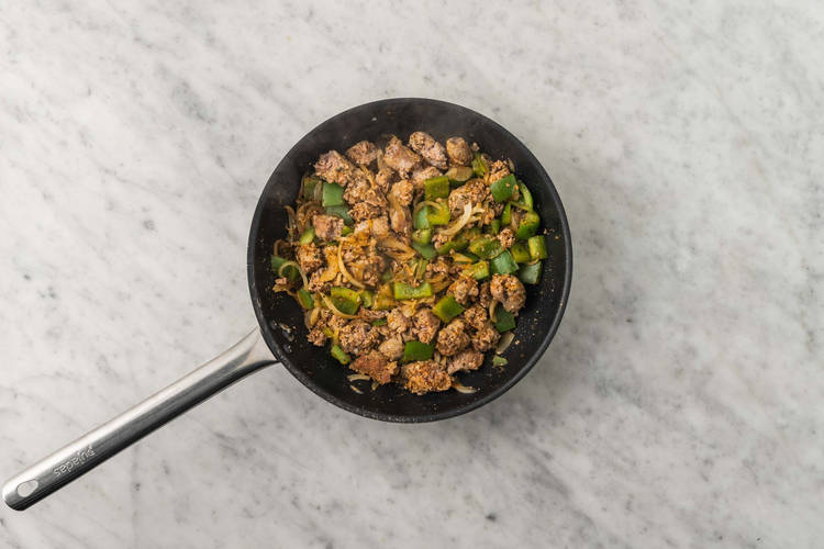 Cuocere la salsiccia e verdure