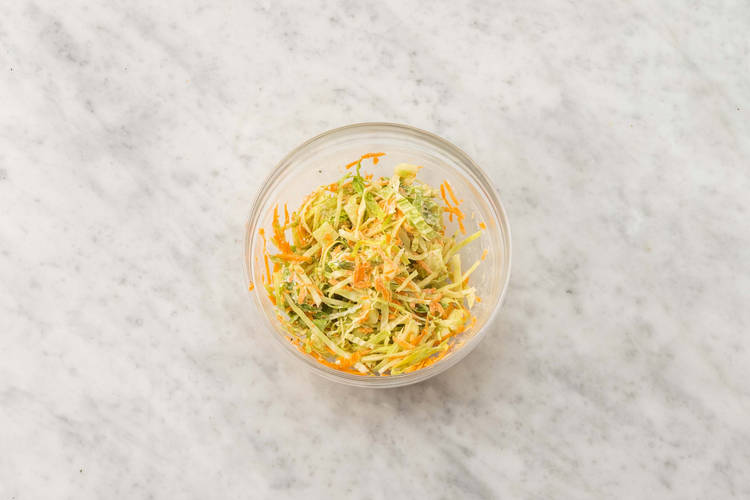 Gör coleslaw