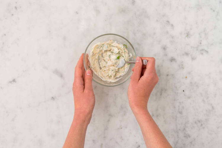 Préparer la sauce et la salade