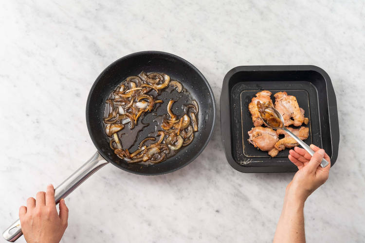 Préparer la sauce et faire cuire le poulet