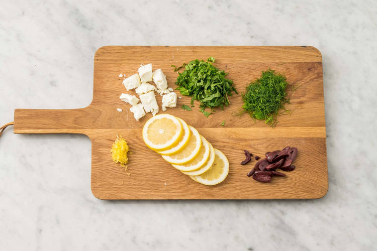 Préparer les herbes et la feta