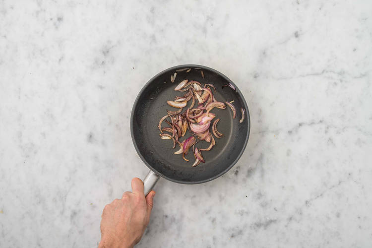 Cuocere la cipolla con le spezie