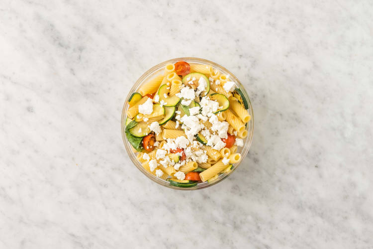 Mescolare l'insalata di pasta