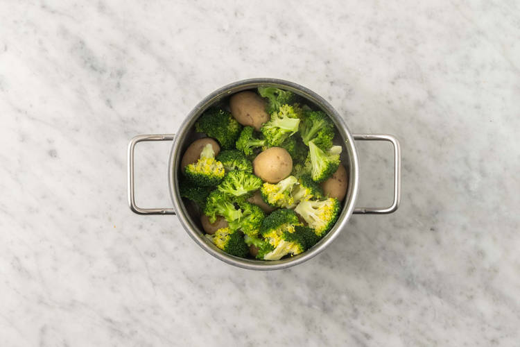 Sbollentate le patate e broccoli