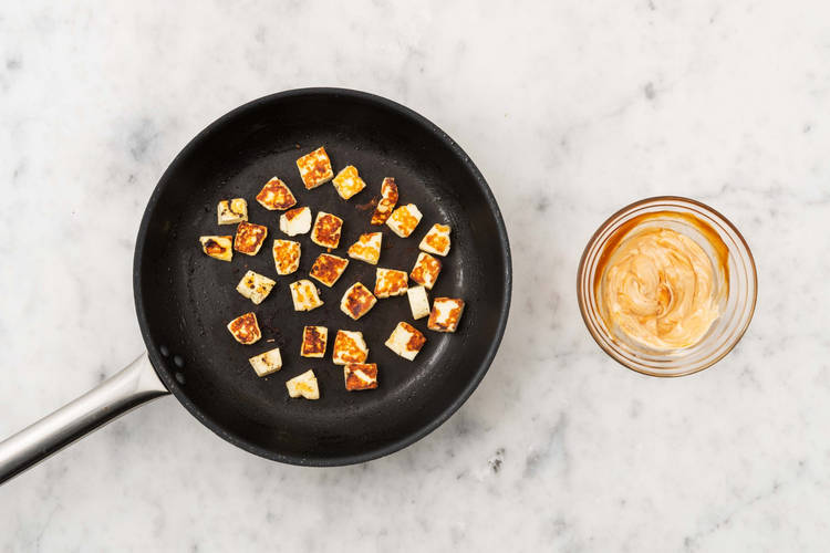 Grigliare l'halloumi e fare la mayo BBQ