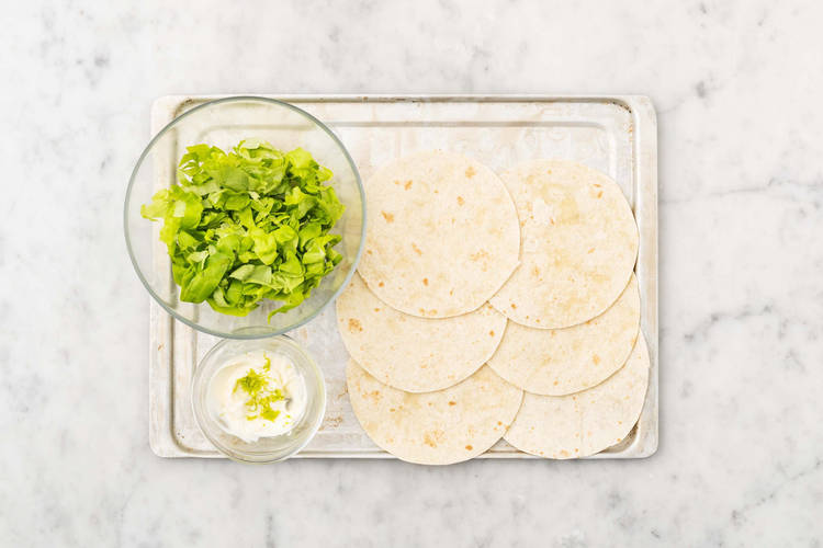 Tostare i tacos e fare la mayo al lime