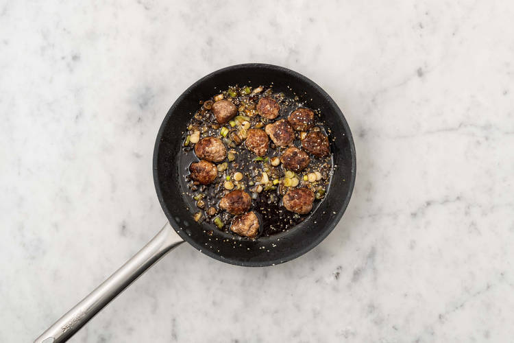 Cuire les boulettes de viande