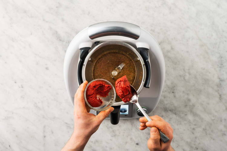 Sauce vollenden & Knoblauchbrot backen