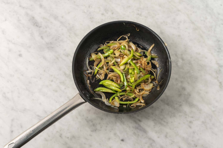 Cuocere i peperoni e la cipolla