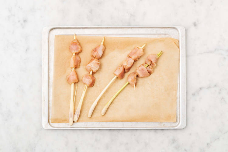Faire les brochettes