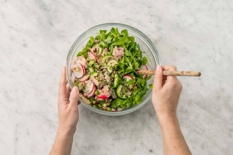 Assaisonner le thon et la salade