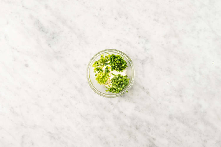 Make cilantro-jalanpeño sauce