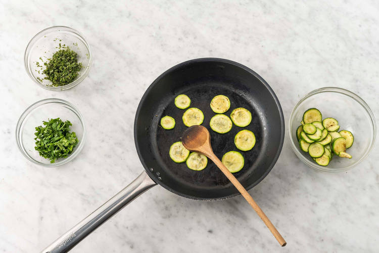 Préparer la salade de courgette