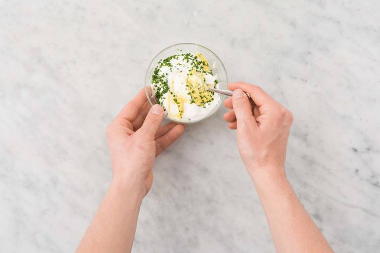 Préparer la sauce à la ciboulette