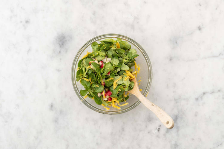 Salat zubereiten